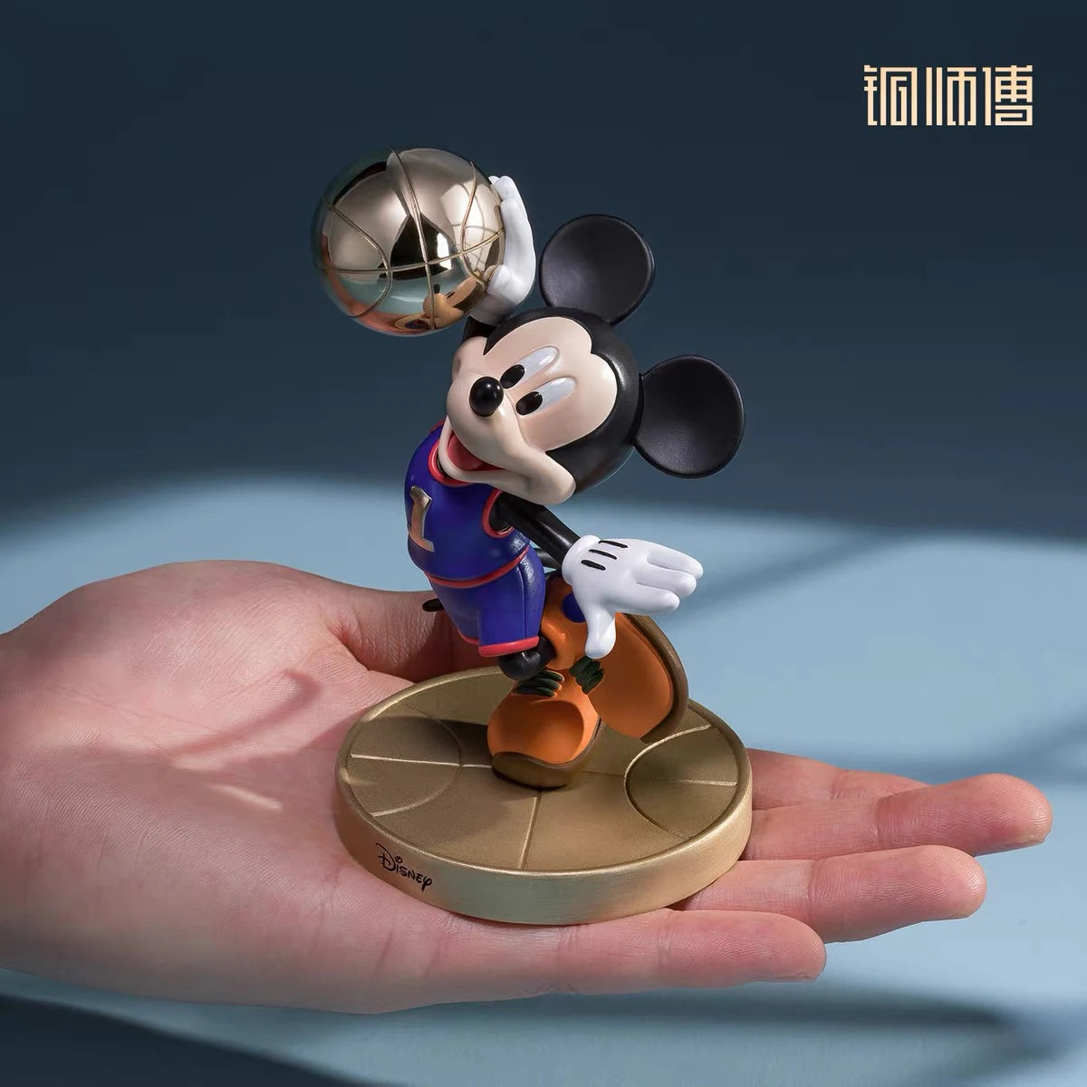 ディズニー ミッキーマウス スタチュー スポーツシリーズ バスケットボール Ver. 手のひらサイズ イメージ