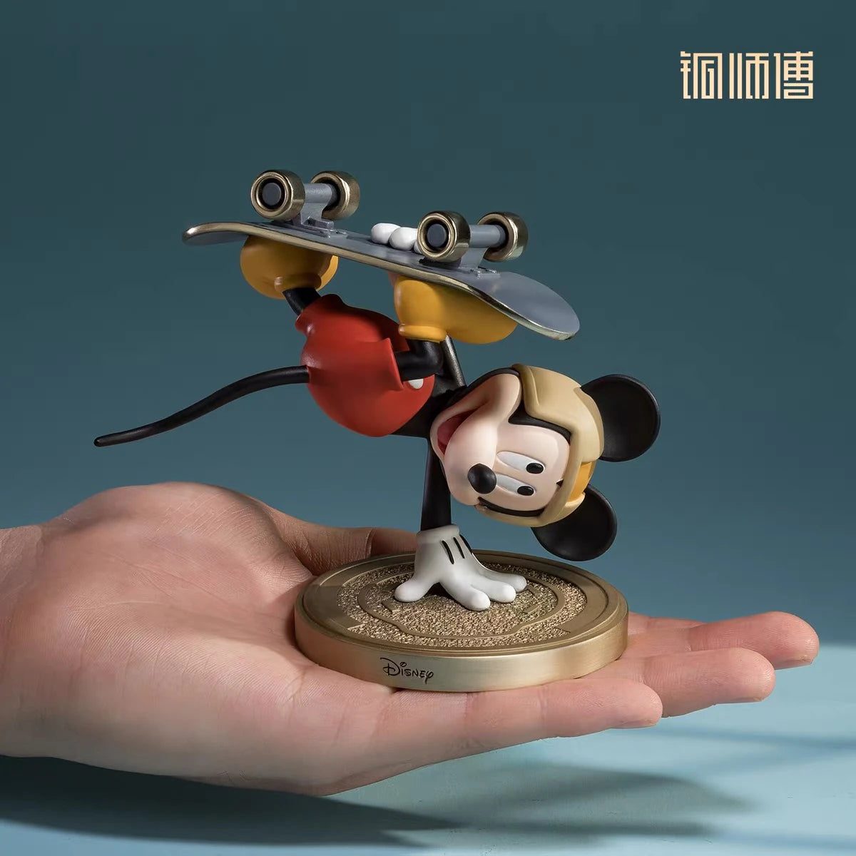 ディズニー ミッキーマウス スタチュー スポーツシリーズ スケートボード Ver. 铜师傅 手のひらに載せたサイズ比較