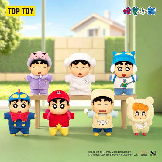 TOP TOY クレヨンしんちゃん Cute Lifeシリーズ ぬいぐるみチャーム 全7種（通常6種＋シークレット1種）のラインナップ集合画像。アクション仮面の冬服、パジャマ、バスローブ、幼稚園の制服などを着たしんちゃんとひまわりが並んでいる様子。