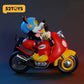Disney ミッキー＆フレンズ フィギュア スピードスクワッド ドナルドダック90周年記念の側面図。赤いバイクと黄色のサイドカー、それぞれのキャラクターのディテールやロゴ（Mickey, Donald Duck）を確認できる。