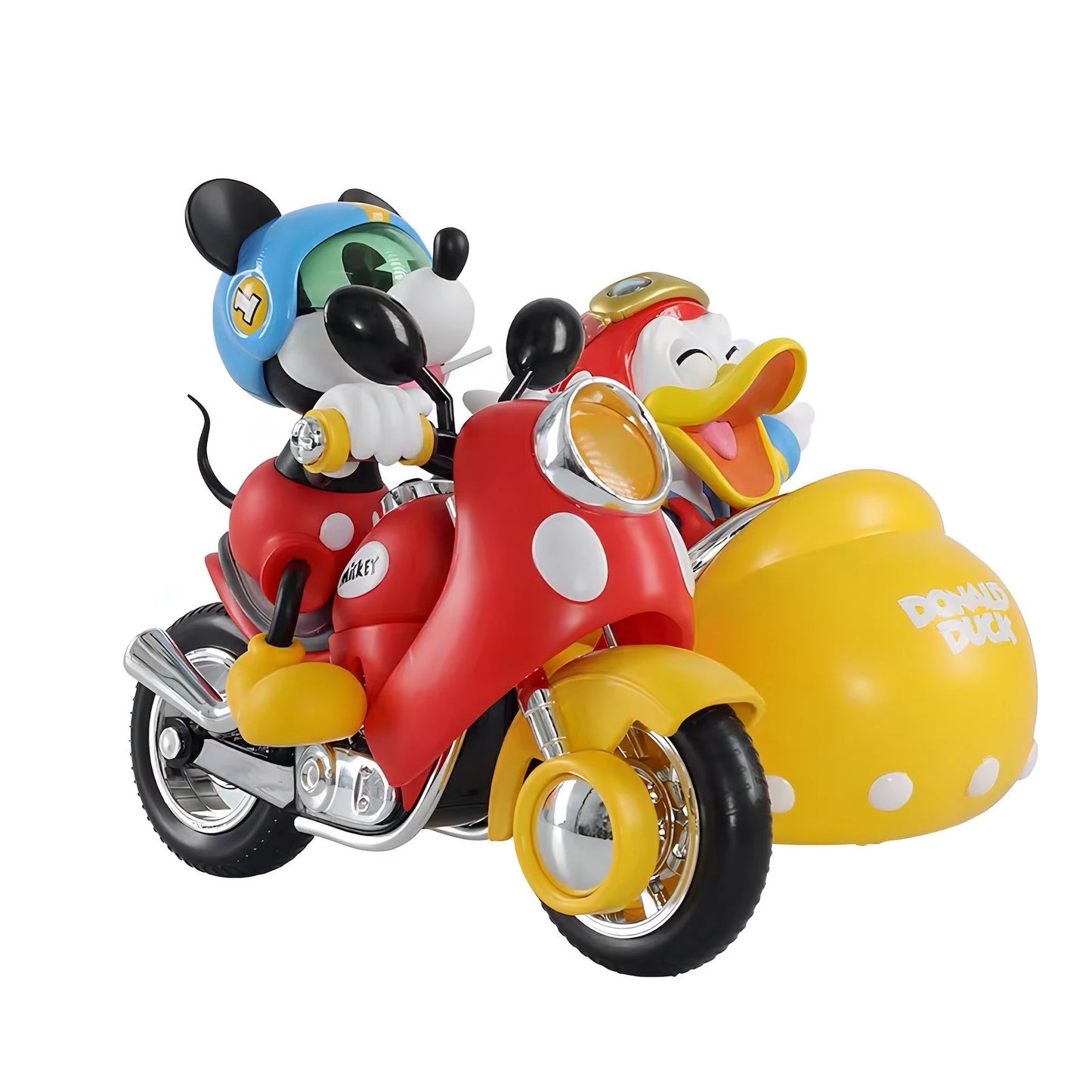 Disney ミッキー＆フレンズ フィギュア スピードスクワッド ドナルドダック90周年記念フィギュアの前方斜めクローズアップ。ライトを点灯させ、青いヘルメットのミッキーマウスとゴーグルのドナルドダックが楽しげにポーズをとる。