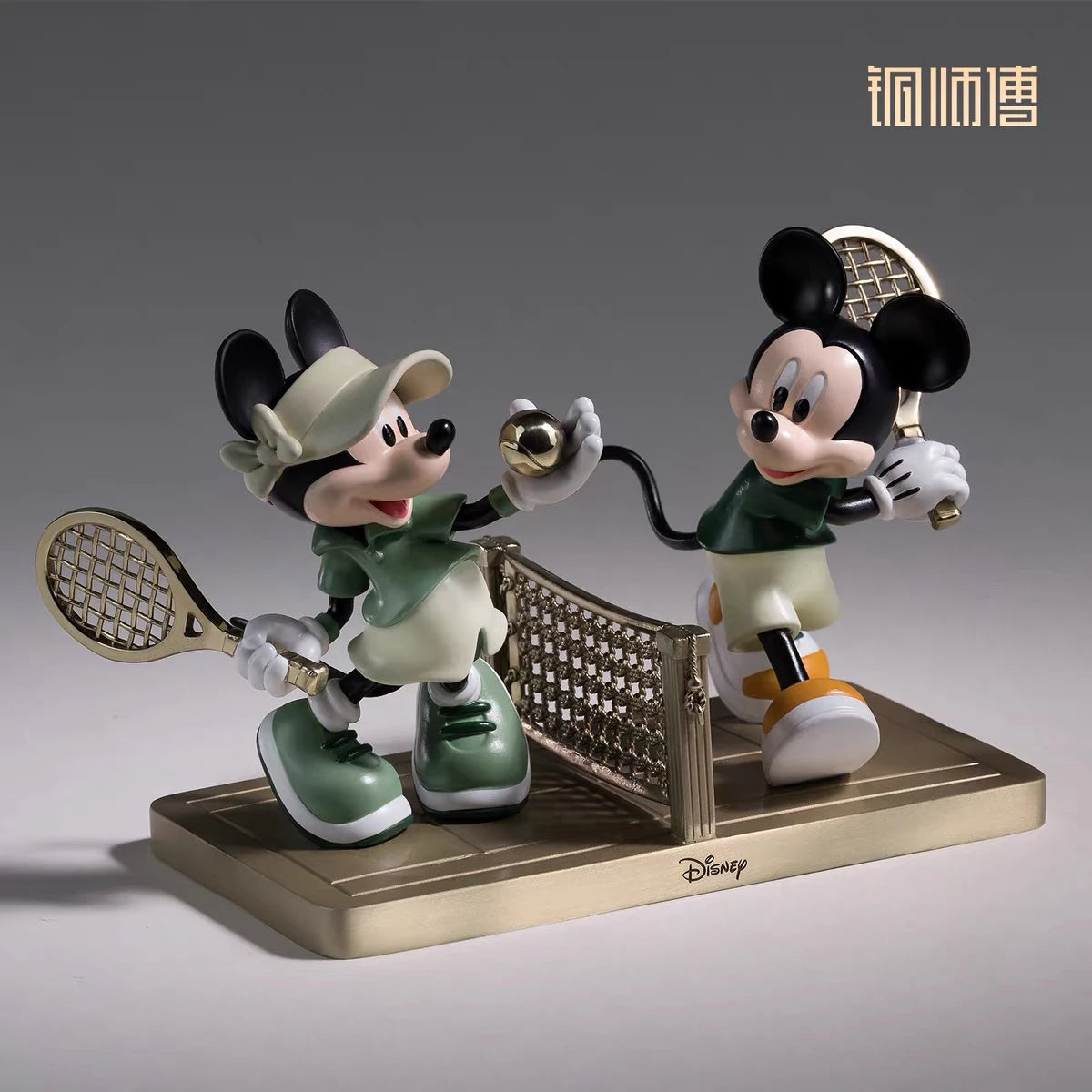 ディズニー ミッキーマウス＆ミニーマウス スタチュー スポーツシリーズ テニス Ver. 斜め正面