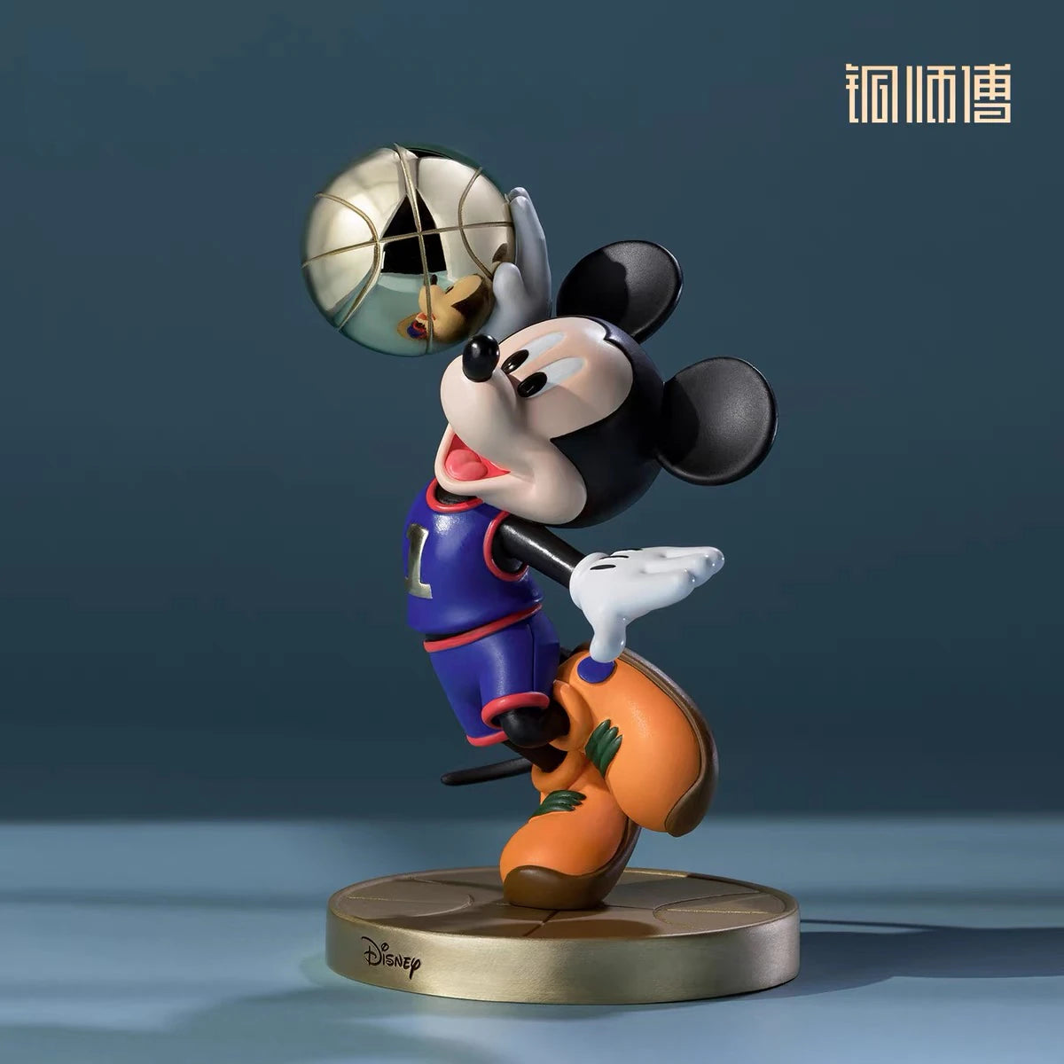 ディズニー ミッキーマウス スタチュー スポーツシリーズ バスケットボール Ver. 右斜め前方
