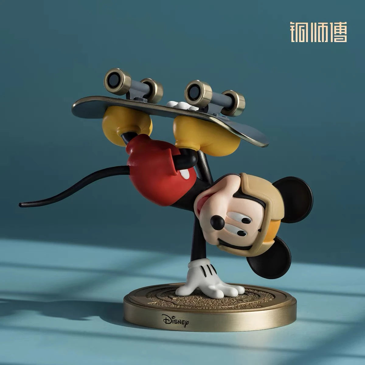 ディズニー ミッキーマウス スタチュー スポーツシリーズ スケートボード Ver. 铜师傅 正面斜めから見た全体像