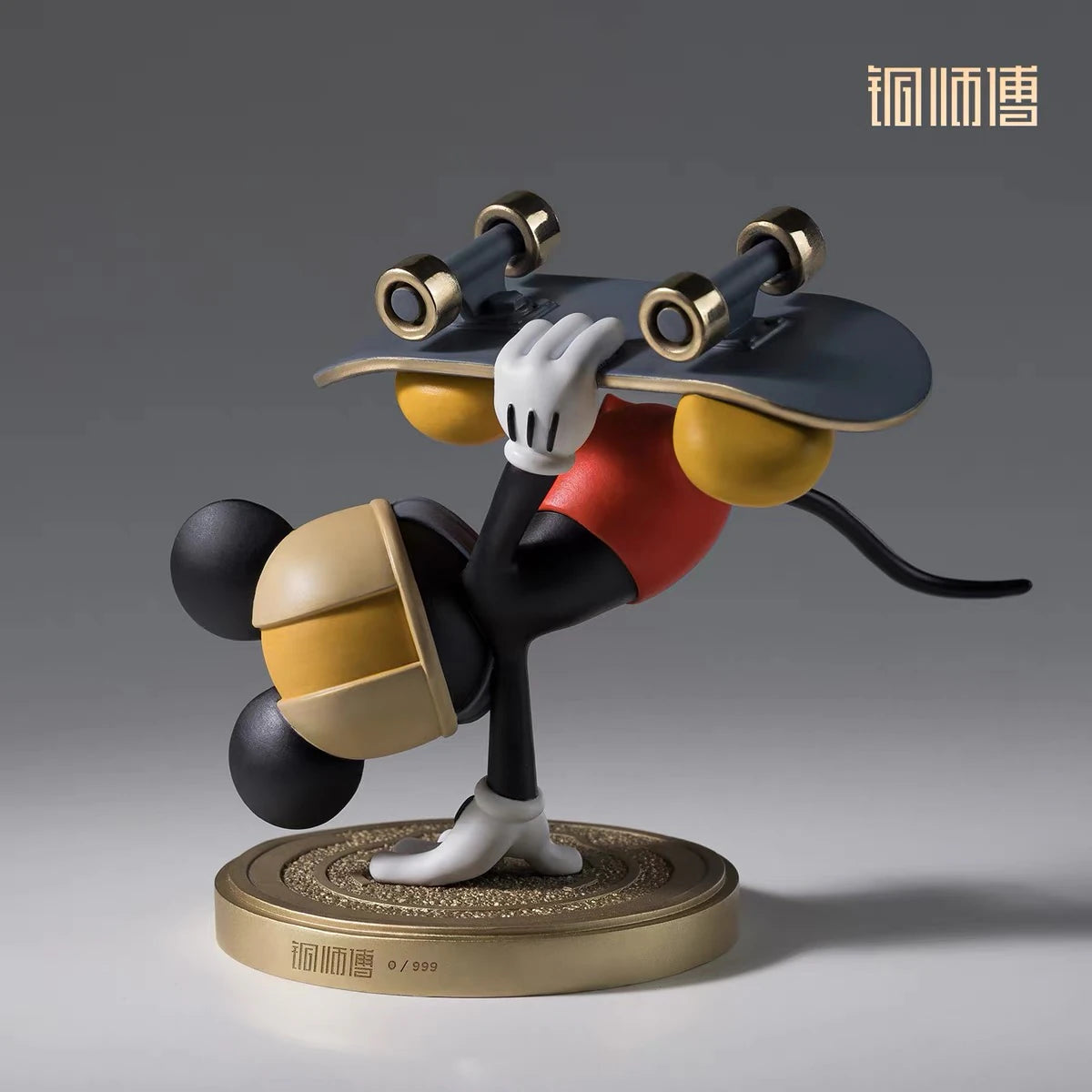ディズニー ミッキーマウス スタチュー スポーツシリーズ スケートボード Ver. 铜师傅 背面と限定シリアルナンバー入り台座