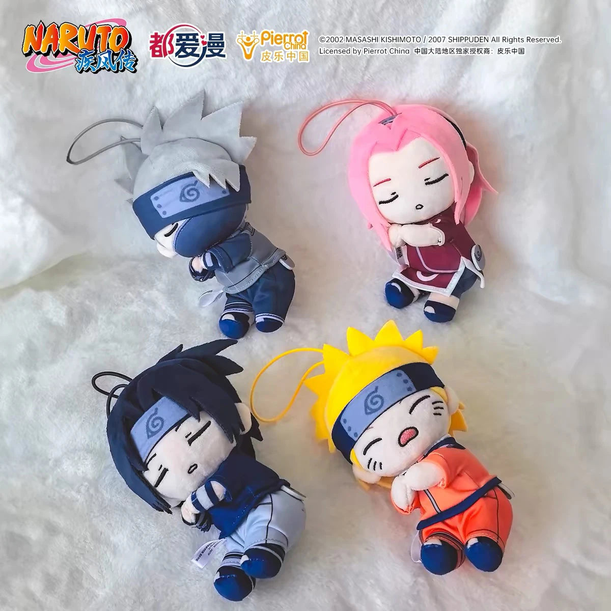 NARUTO -ナルト- 第七班 Sleepyシリーズ ぬいぐるみマスコット4種を白いファーに並べたイメージ