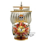 ONE PIECE サウザンド・サニー号 フィギュア MEGA WCF GOLDカラーver.の正面の商品画像。ゴールドとレッドを基調にしたサウザンド・サニー号を再現した大型WCFフィギュアで、前面にはサニー号のライオンヘッドと麦わらの一味の海賊旗がデザインされている。
