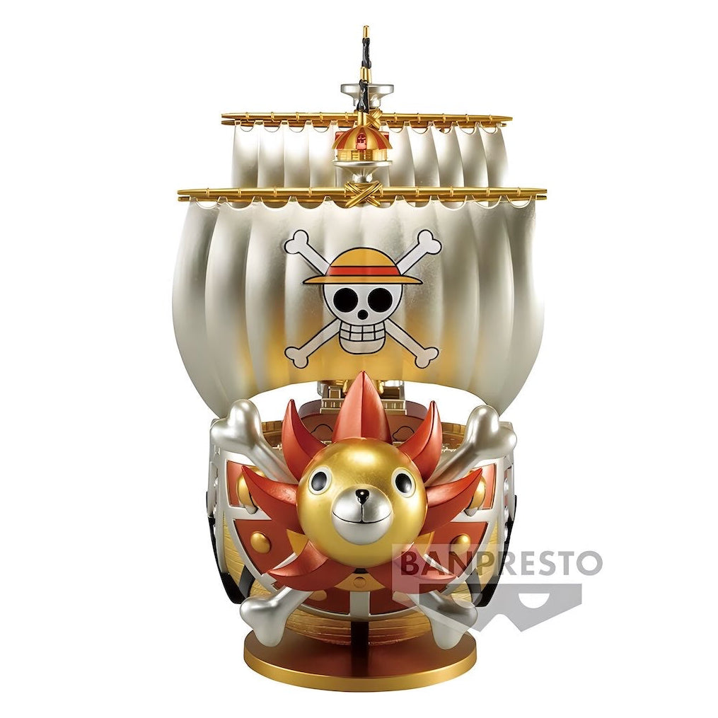 ONE PIECE サウザンド・サニー号 フィギュア MEGA WCF GOLDカラーver.の正面の商品画像。ゴールドとレッドを基調にしたサウザンド・サニー号を再現した大型WCFフィギュアで、前面にはサニー号のライオンヘッドと麦わらの一味の海賊旗がデザインされている。