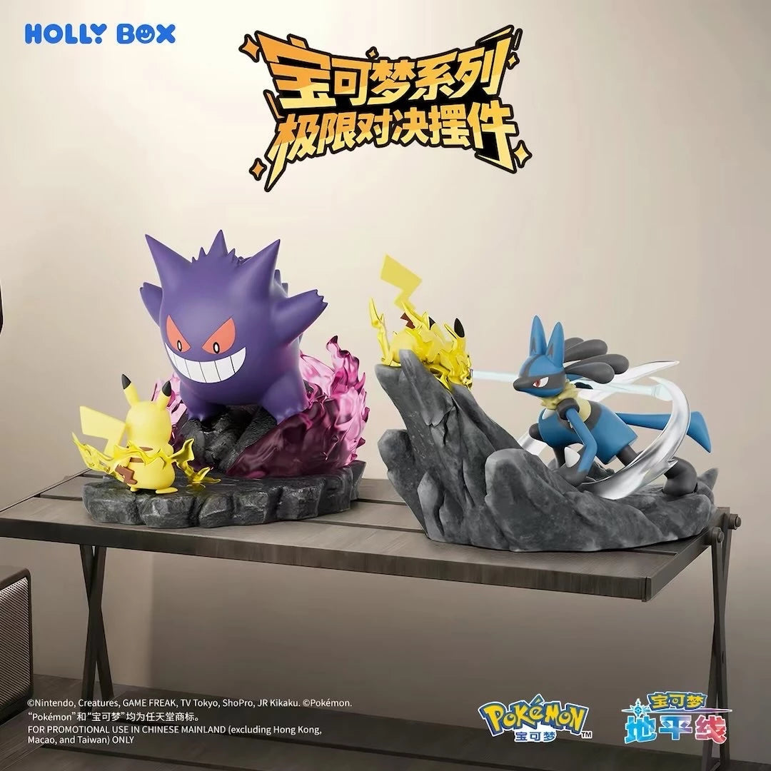 極限対決シリーズのディスプレイイメージ。落ち着いた木製の飾り棚に「ピカチュウ VS ルカリオ」と「ピカチュウ VS ゲンガー」の両フィギュアを並べて配置した、コレクション性を引き立てるインテリア展示風景。