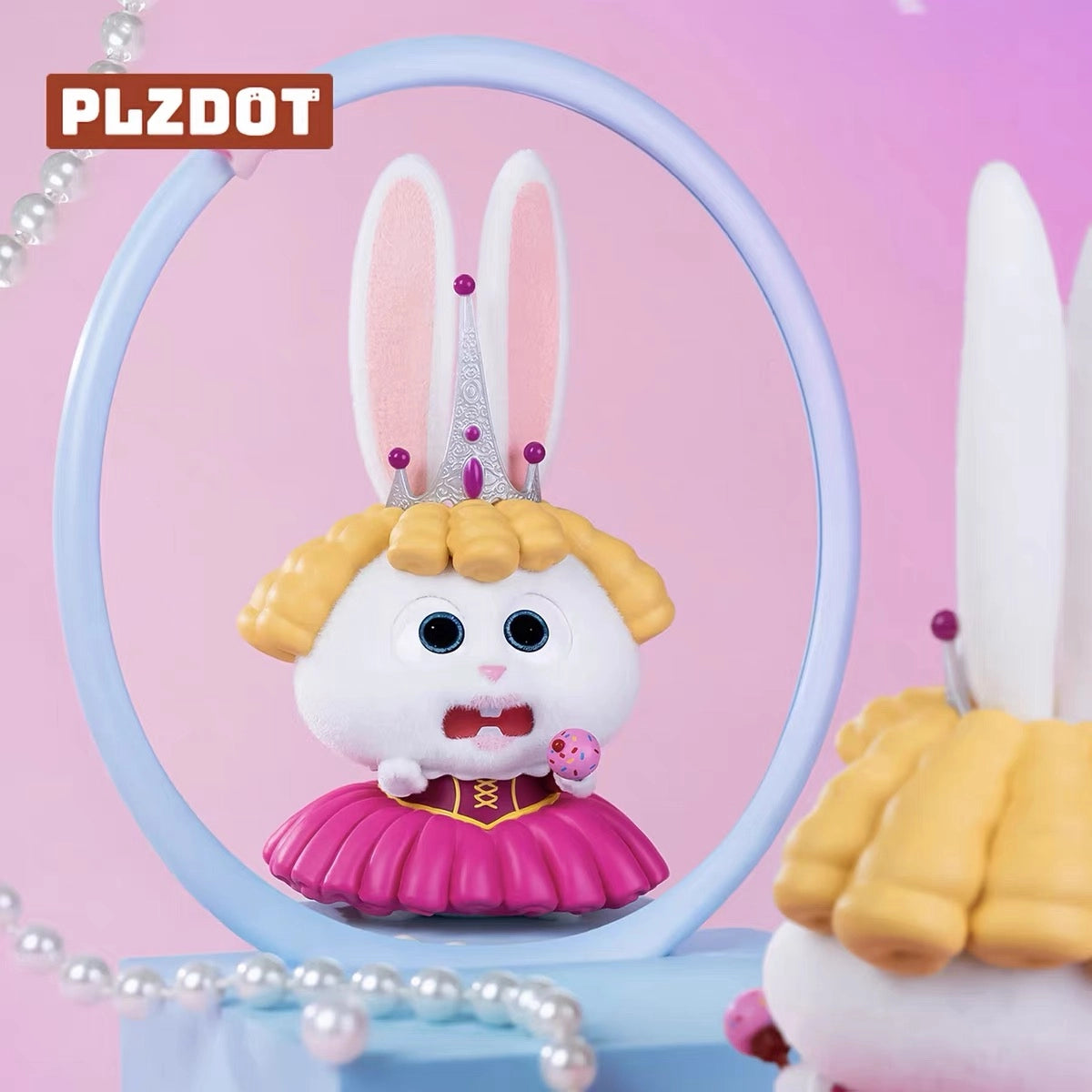 ペット Snowballが王冠とピンクのドレスを身につけたプリンセスデザインのフィギュア Snowball's Lifeシリーズ